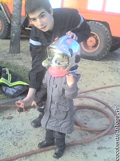 naomie en tenue de pompiers